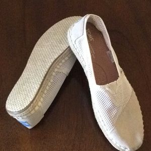 Perfect for a summer stroll!  Toms mesh shoes!